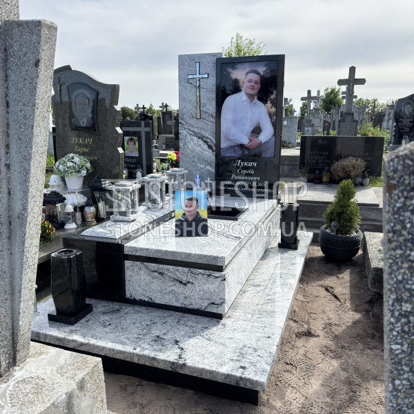 Пам'ятник військовому з натурального граніту — модель E-23