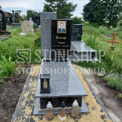 Одинарний пам'ятник з кольоровим фото в рамці — модель 01