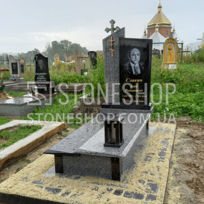 Одинарний пам'ятник із сірого граніту з чорною вставкою — модель 004