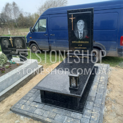 Одинарний пам'ятник з прямокутною стелою і розп'яттям — модель 037