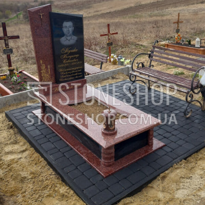 Одинарний пам'ятник з червоною вставкою і квітником — модель 040