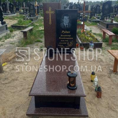 Одинарний пам'ятник із золотим хрестом і суцільною плитою — модель 042