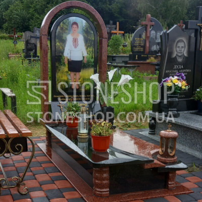 Одинарний пам'ятник з червоною аркою і фото на повний зріст — модель 044