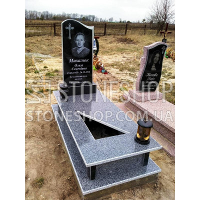 Одинарний пам'ятник з хвилястою стелою і трикутним квітником — модель 10