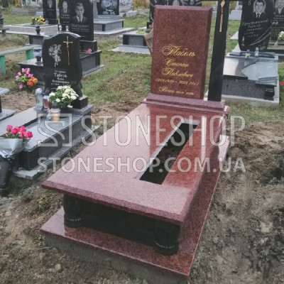 Одинарний пам'ятник з червоного граніту без портрета — модель 13