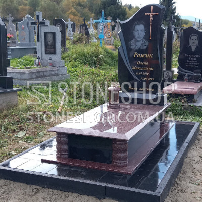 Одинарний пам'ятник з розп'яттям і червоною плитою — модель 23
