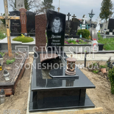 Одинарний пам'ятник з чорною плитою і червоною хвилею — модель 26