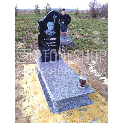 Одинарний пам'ятник із суцільною сірою плитою — модель 29