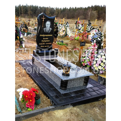 Одинарний пам'ятник з квітником і чорним мощенням — модель 31
