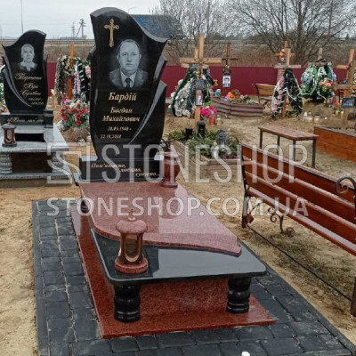 Одинарний пам'ятник з червоною плитою і чорною хвилею — модель 36