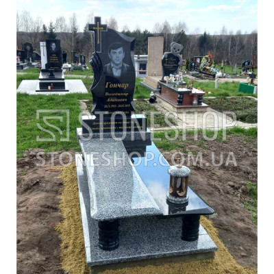 Одинарний пам'ятник з поздовжньою чорно-сірою плитою — модель 40