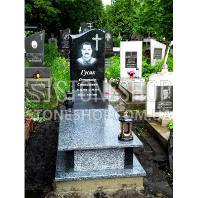 Одинарний пам'ятник з напівкруглою стелою — модель 8