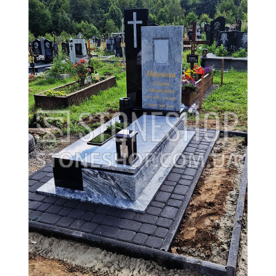 Одинарний пам'ятник зі світлого граніту з чорним хрестом — модель А-2
