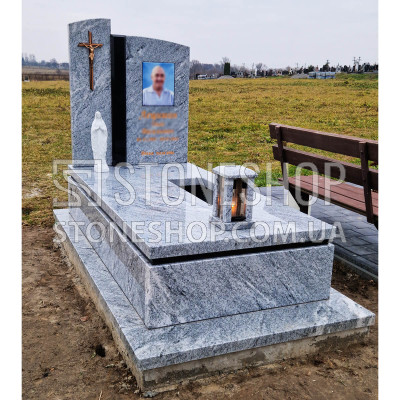 Одинарний пам'ятник з білою фігуркою Богородиці — модель А-29