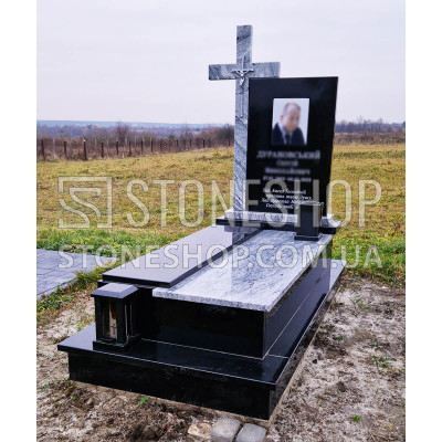 Одинарний пам'ятник з хрестом зі світлого граніту над стелою — модель А-30