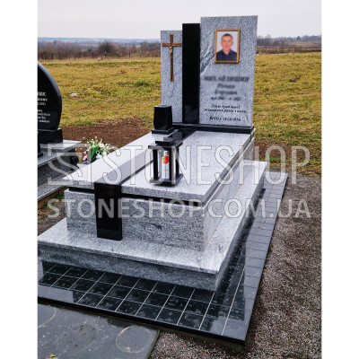 Одинарний пам'ятник з чорною поперечною смугою — модель А-31