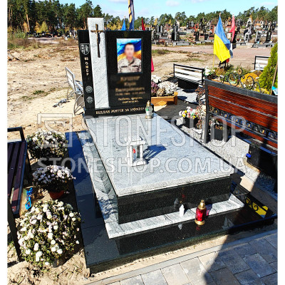 Одинарний пам'ятник захиснику з шевроном — модель А-33
