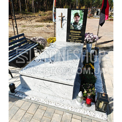 Одинарний пам'ятник захиснику зі світлого граніту — модель А-34