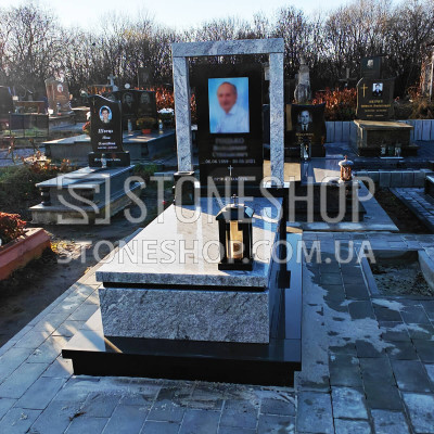 Одинарний пам'ятник з рамою зі світлого граніту — модель А-46