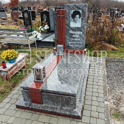 Одинарний пам'ятник з червоною смугою на світлому граніті — модель А-49