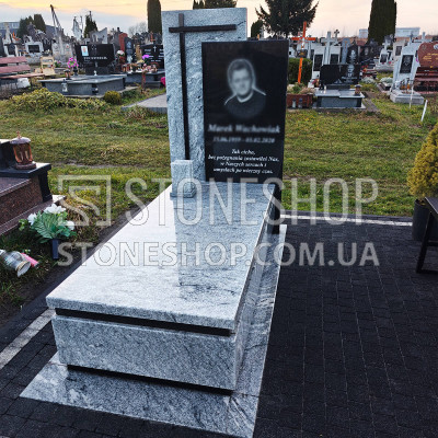 Одинарний пам'ятник з гравійованим портретом на світлому граніті — модель А-57