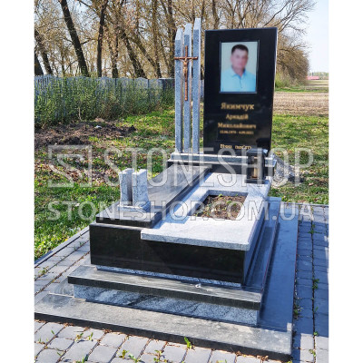 Одинарний пам'ятник з вертикальними колонами і розп'яттям — модель А-6