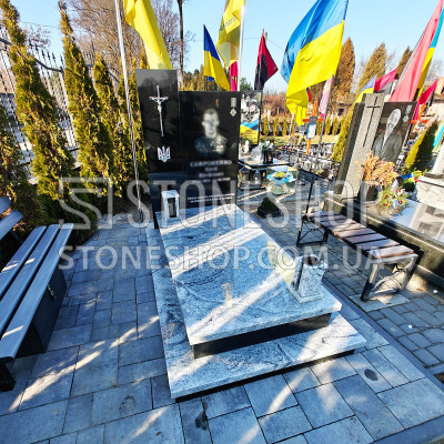 Одинарний пам'ятник захиснику з чорною стелою і тризубом — модель А-62