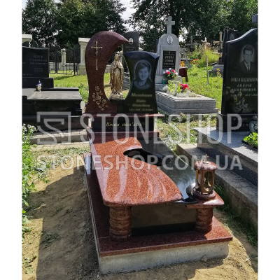 Одинарний пам'ятник з червоним півмісяцем і Богородицею — модель А-83