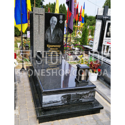 Одинарний пам'ятник з різьбленим хрестом і чорною плитою — модель А-9
