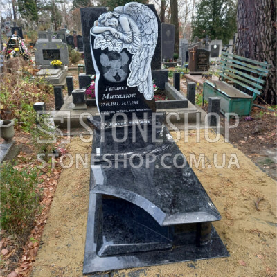 Ексклюзивний пам'ятник з різьбленим ангелом на стелі — модель 32