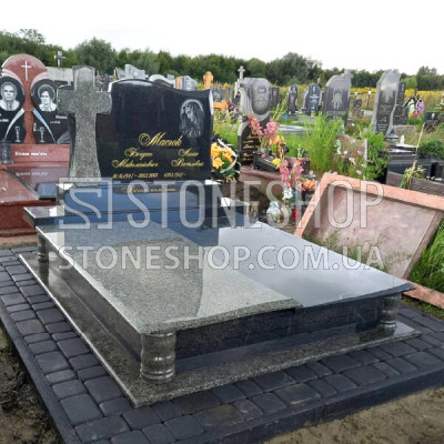 Подвійний пам'ятник з гравюрою Ісуса і хрестом збоку — модель 118