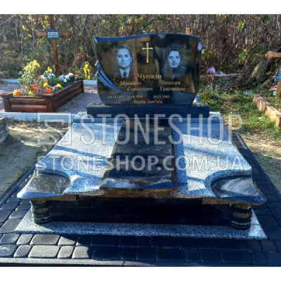 Подвійний пам'ятник з широкою стелою і завитками на плиті — модель 123