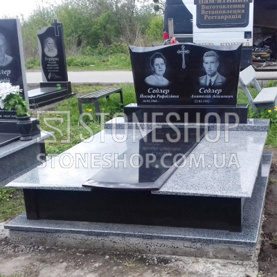 Подвійний пам'ятник з чорною смугою на сірій плиті — модель 127
