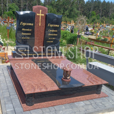 Подвійний пам'ятник з червоною стелою і золотим хрестом — модель 130
