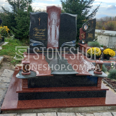 Подвійний пам'ятник з Богородицею і багаторівневою плитою — модель 245