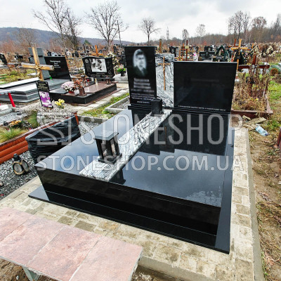 Подвійний пам'ятник з великою чорною плитою — модель Д-226