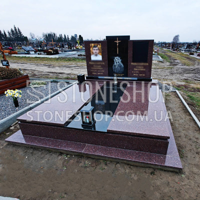 Подвійний пам'ятник з гравюрою Христа на чорній вставці — модель Д-241
