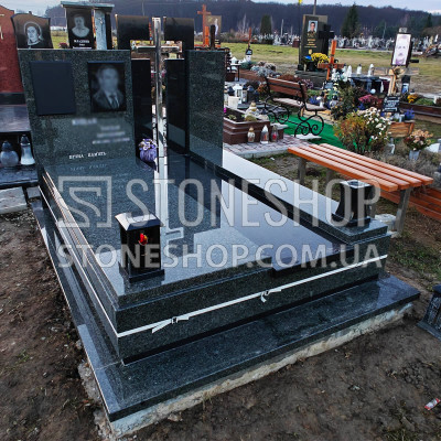 Подвійний пам'ятник з багаторівневою темною плитою — модель Д-246