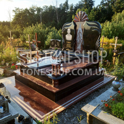 Подвійний пам'ятник з віялом угорі і Богородицею — модель Д-249