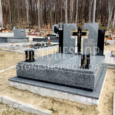 Ексклюзивний подвійний пам'ятник із сірого граніту з хрестом-прорізом — модель 166