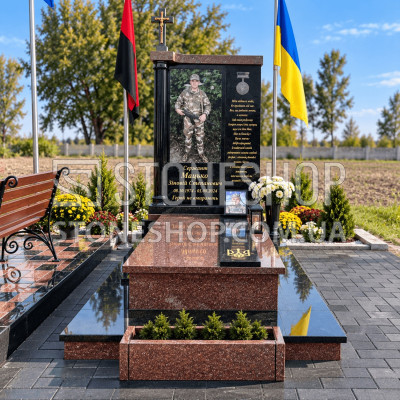 Пам'ятник Герою з червоного граніту і квітником — модель Т-1