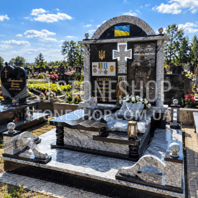 Меморіал Герою з аркою, хрестом і гравюрою — модель Т-10
