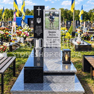 Сірий пам'ятник військовому з хрестом і тризубом — модель Т-11