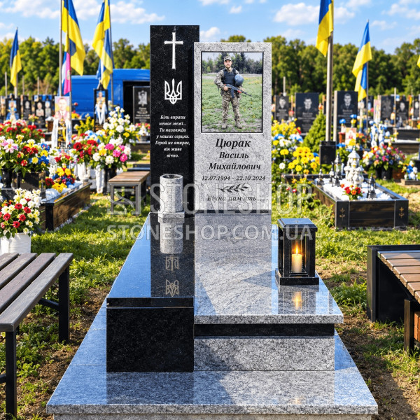 Сірий пам'ятник військовому з хрестом і тризубом — модель Т-11