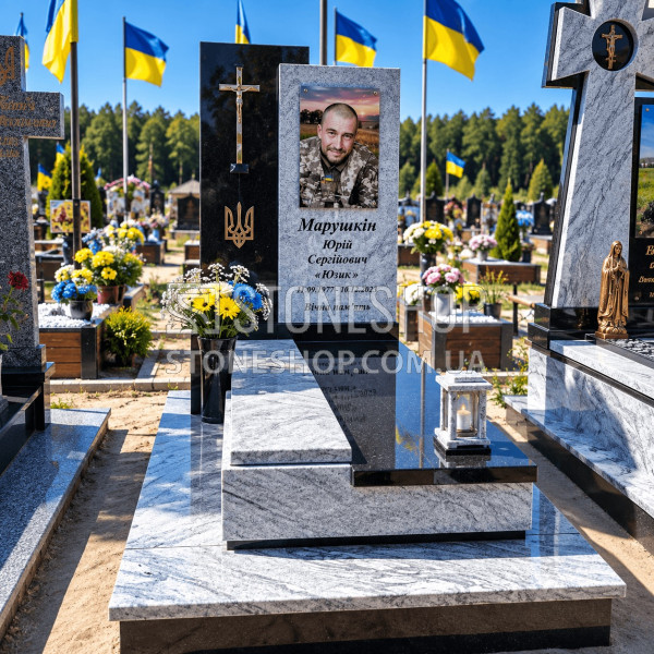 Пам'ятник військовому з тризубом і сірою стелою — модель Т-13