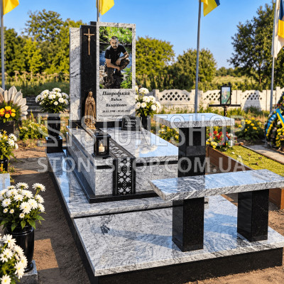 Пам'ятник військовому з лавкою і вишивкою — модель Т-16