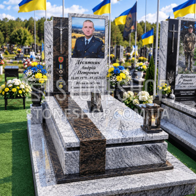 Пам'ятник Герою з портретом і нагородами — модель Т-17