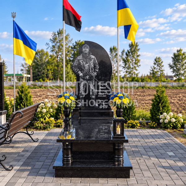 Пам'ятник військовому з гравюрою солдата — модель Т-2