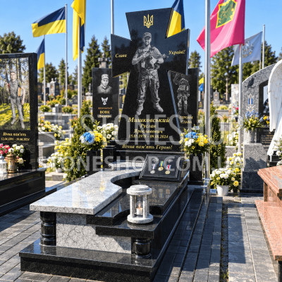 Пам'ятник Герою з хрестом-гравюрою воїна — модель Т-21