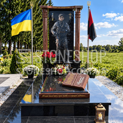 Пам'ятник Герою з колонами і гранітною книгою — модель Т-28